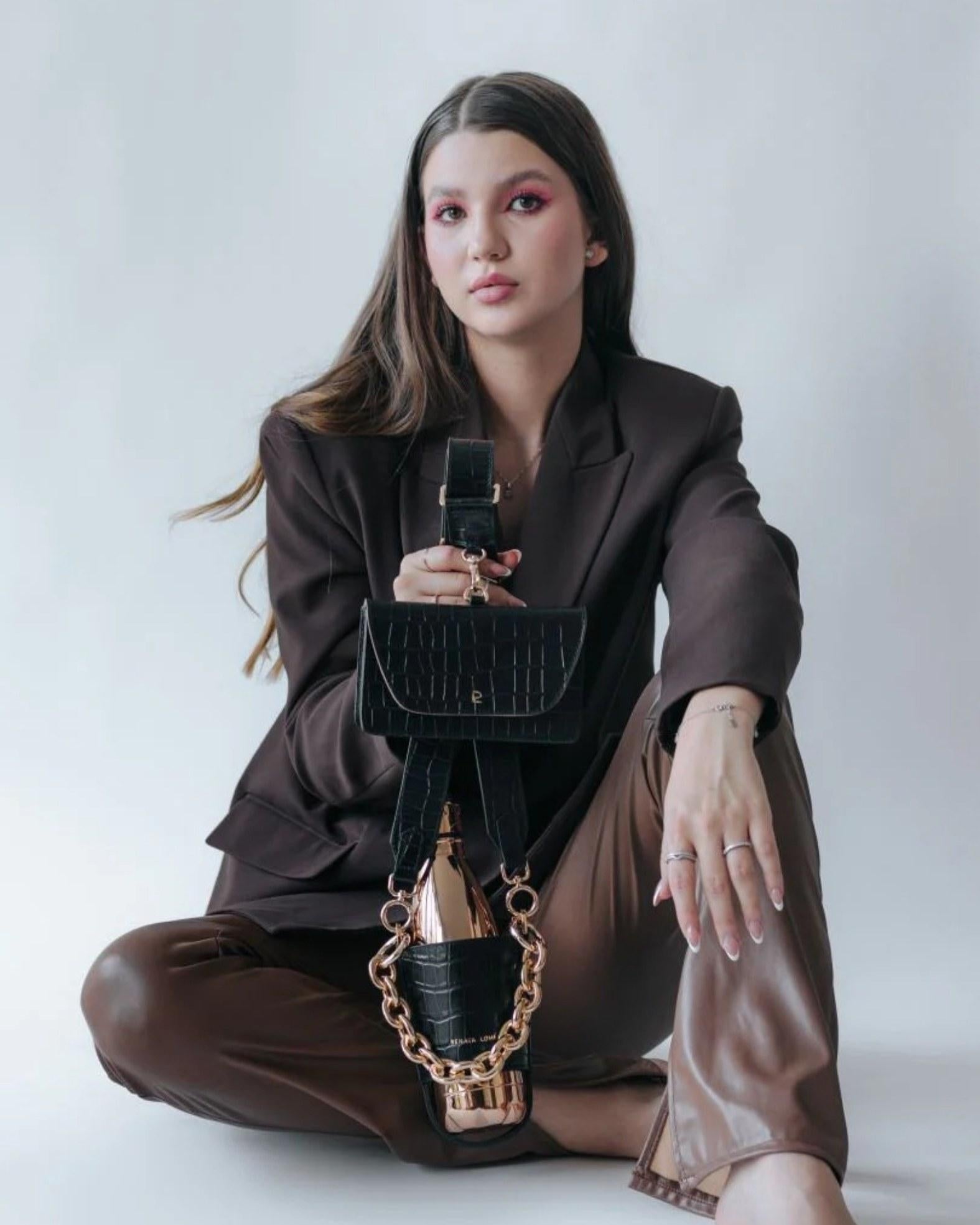 Bottle bag negra cadena oro