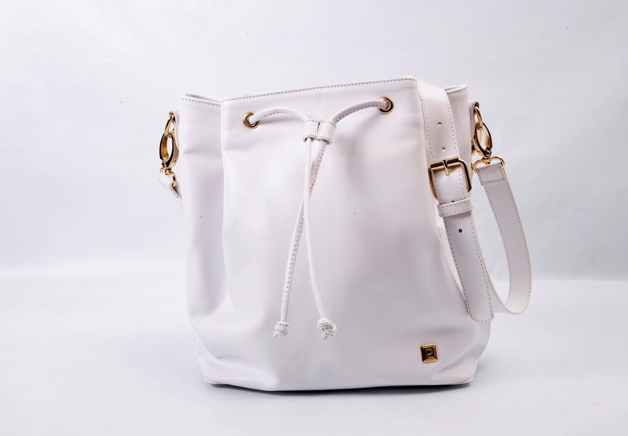 Bucket blanca herrajes plateados