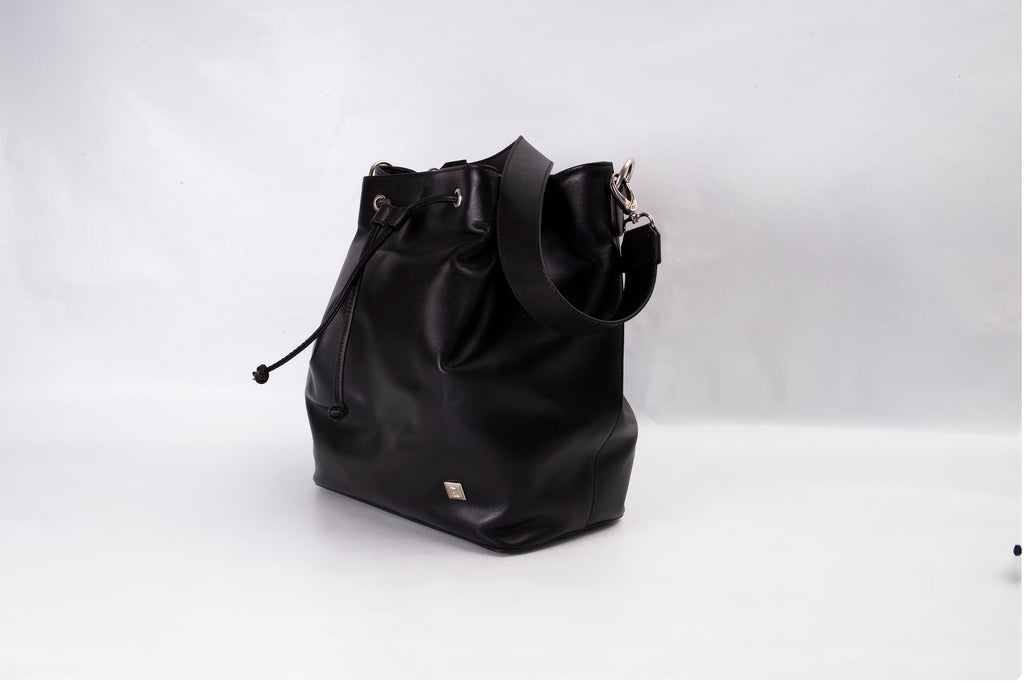 Bucket negra herrajes plateados