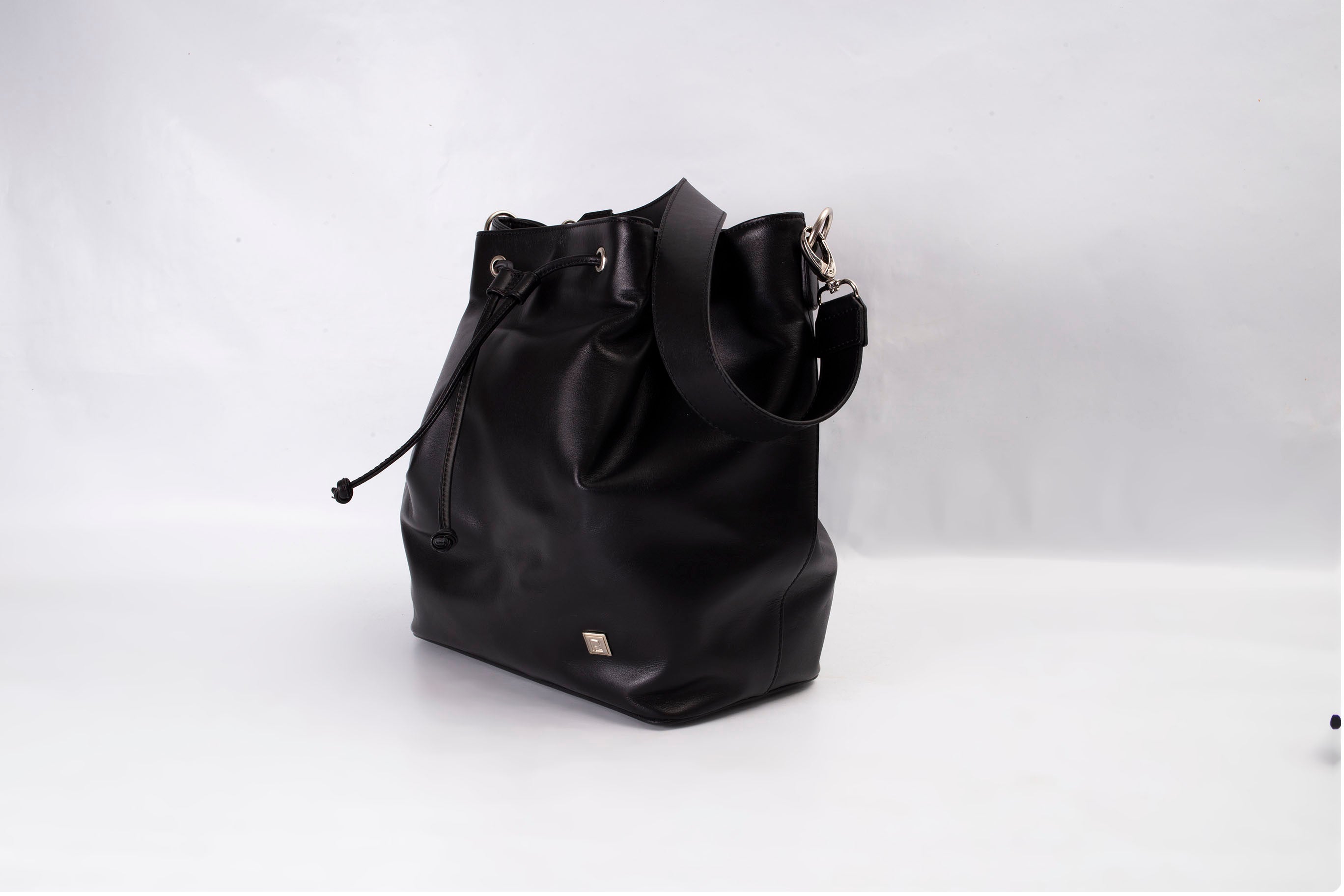 Bucket negra herrajes plateados