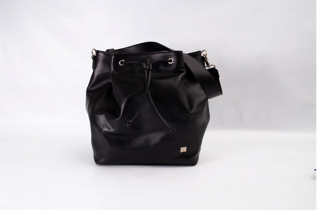 Bucket negra herrajes plateados