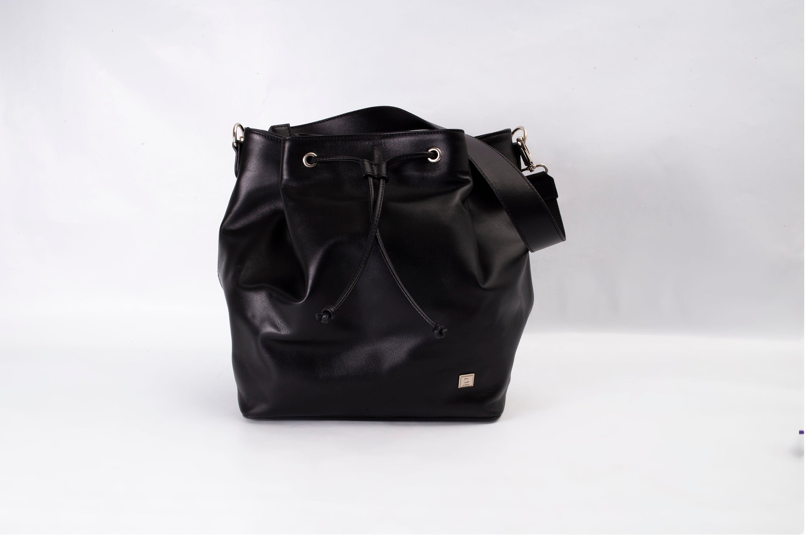 Bucket negra herrajes plateados