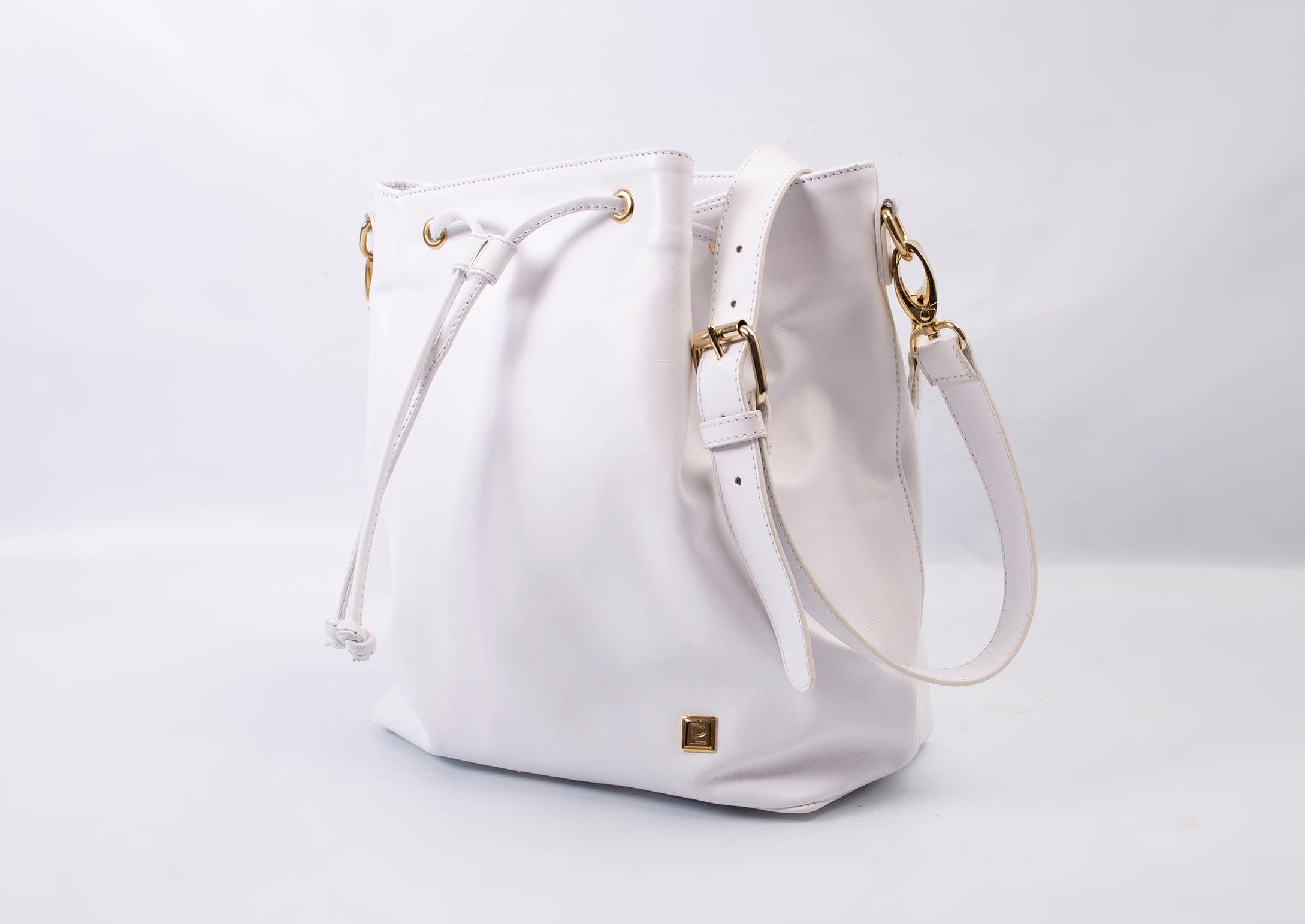 Bucket blanca herrajes plateados